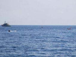 Unas siete embarcaciones de rescate salen en búsqueda de las 367 personas a bordo reportadas como sanas. EFE / M. Sosynska