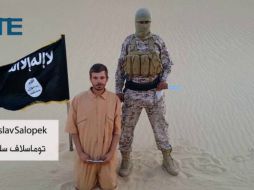 El extranjero secuestrado aparece arrodillado a los pies de un encapuchado que empuña un cuchillo. TWITTER / @siteintelgroup