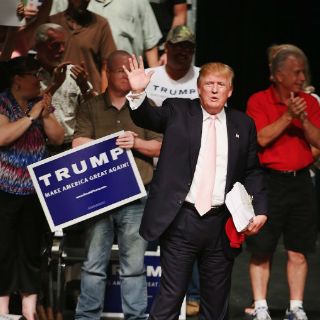 Clinton anima a Trump a 'involucrarse más' con republicanos