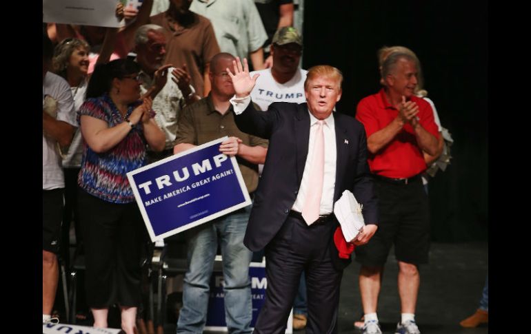 Voces dentro del partido conservardor le echan en cara a Donald Trump sus conexiones con los demócratas. AFP / ARCHIVO