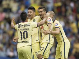 Ventura Alvarado es felicitado por sus compañeros tras conseguir el primer gol del América ayer por la noche. MEXSPORT / O. Martínez