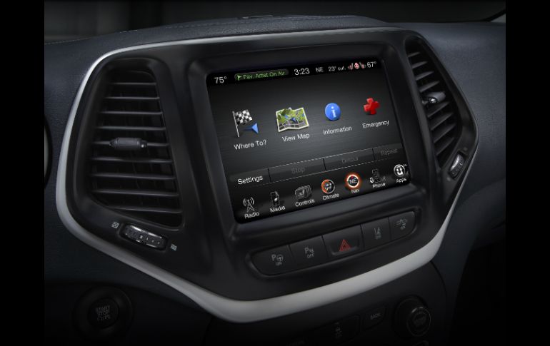 Expertos en ciberseguridad lograron imponer al conductor del auto maniobras que éste no controlaba. AP / ESPECIAL