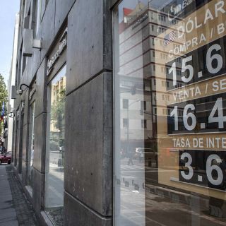 Líder industrial cree que alza del dólar beneficiaría a empresas