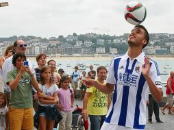 Diego ya convivió con los aficionados de su nuevo equipo. ESPECIAL / realsociedad.es