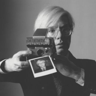 Con libro fotográfico recuerdan al artista Andy Warhol