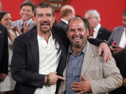 Antonio Banderas posa junto a Mario Sepúlveda, un minero rescatado a quien el actor interpreta en el filme. AP / L. Hidalgo