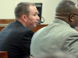 Los fiscales dicen que Kerrick (i) es culpable porque tuvo una reacción excesiva al matar a Ferrell. AP / D. Hinshaw / The Charlotte Observer