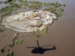 El ejército paquistaní envió soldados al sitio del choque para rescatar los cadáveres de los escombros. AFP / S. Mirza