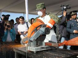 Las armas que son entregadas por parte de la población a los elementos de la Sedena son destruidas con una sierra. NTX / ARCHIVO