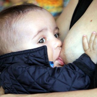 Lactancia materna previene cáncer de mama y de ovario