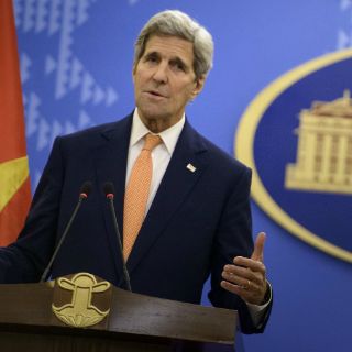 John Kerry defiende en Vietnam la libertad de expresión