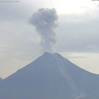 Volcán El Colima emite fumarolas continuas de vapor, gas y ceniza