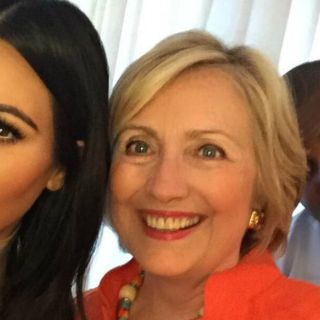 Kim Kardashian presume 'selfie' con Hillary Clinton