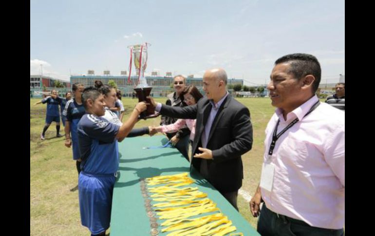 Se entregaron uniformes y trofeos a los internos. TWITTER / @Hazaelruizo
