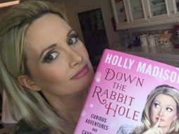 La modelo publica su libro Down the Rabbit Hole, donde narra cómo fue su vida como conejita de Playboy. INSTAGRAM / @hollymadison
