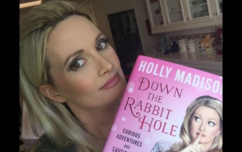 La modelo publica su libro Down the Rabbit Hole, donde narra cómo fue su vida como conejita de Playboy. INSTAGRAM / @hollymadison