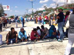 Los egresados de nueve normales públicas de la entidad se plantaron en el carril norte-sur, que conduce a Acapulco. SUN / ARCHIVO