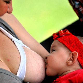 Succión del recién nacido garantiza una lactancia exitosa