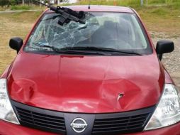 El hombre le apuntó y se le atravesó al vehículo Nissan; el conductor optó por aumentar la velocidad y le atropelló. ESPECIAL /