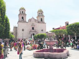 Parroquia de la asunción. En plena, por la llegada de la Virgen, los danzantes se preparan para bailar frente a la parroquia. EL INFORMADOR / F. González