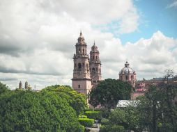 Panorama general. La plaza de armas con la catedral de fondo, una de las estampas más bellas de la capital michoacana. EL INFORMADOR / ARCHIVO
