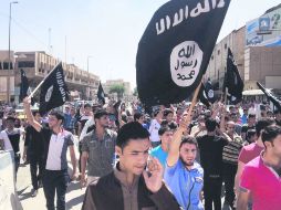 Foto de archivo de una marcha a favor del grupo extremista, afuera del Gobierno provincial en Mosul. AP /