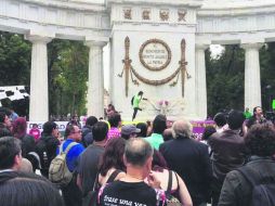 Alrededor de 300 personas se reunieron en el Hemiciclo a Juárez para exigir el esclarecimiento del multihomicidio en la Narvarte. SUN /