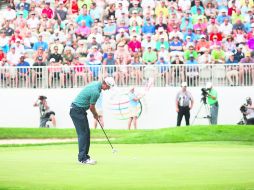 El británico Justin Rose se apunta un 'birdie' en el hoyo 18 en el Country Club South Course. AFP / R. Heathcote