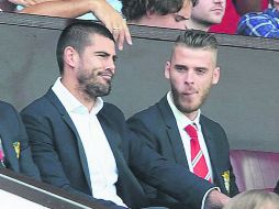 En el palco. Los porteros Víctor Valdés (izq.) y David de Gea (der.) ayer en Old Trafford. EFE / P. POWELL