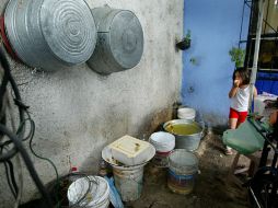 La dependencia solicita vaciar y voltear cualquier objeto que no se utilice y en el que se pueda recolectar agua. EL INFORMADOR / ARCHIVO