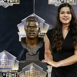 Hija de Junior Seau hace homenaje a su padre