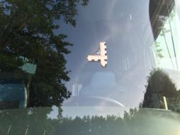 El equipo publicó una foto en Twitter donde se ve el impacto de la bala en el parabrisas. TWITTER / @HerthaBSC