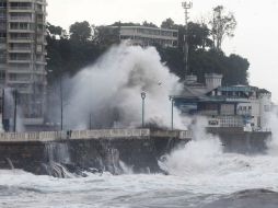 Fuertes olas se registraron en el sector costero de la región de Valparaíso. EFE / M. Contreras