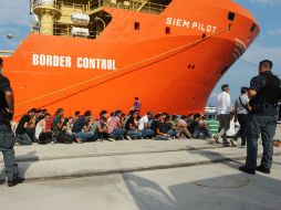Indocumentados se alinean tras desembarcar en el puerto Reggio de Calabria. AP / A. Sapone