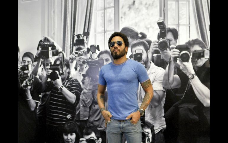 La muestra se completa con 32 retratos del cantante realizados por el fotógrafo francés Mathieu Bitton. EFE / H. Neubauer