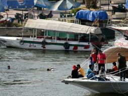Dos jóvenes egipcios nadan en el Río Nilo ante las altas temperaturas que sufre la región. AFP / M. El-Shahed
