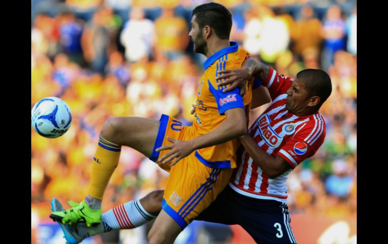 Carlos abandonó el duelo ante la UANL en el segundo tiempo. AFP / ARCHIVO