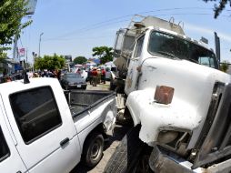 Se presume que el vehículo de carga presentó una falla mecánica antes de chocar contra seis vehículos en el carril derecho. ESPECIAL / UEPCBJ