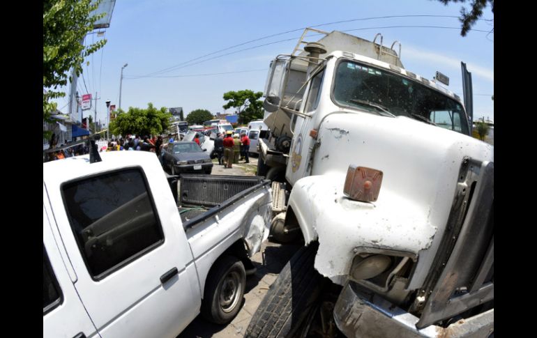 Se presume que el vehículo de carga presentó una falla mecánica antes de chocar contra seis vehículos en el carril derecho. ESPECIAL / UEPCBJ