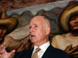 Jerry Brown Jr, gobernador de California, el estado con mayor población inmigrante del país. AP / ARCHIVO