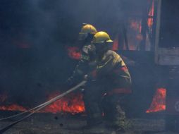 Bomberos controlaron el incendio que se prolongó poco más de dos horas. EL INFORMADOR / ARCHIVO