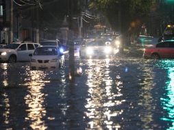 Imagen de la inundación registrada en la calle Niños Héroes a su cruce con Santos Degollado en Tlaquepaque. EL INFORMADOR / P. Franco