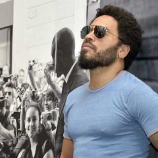 Revelan uso erótico del piercing de Lenny Kravitz