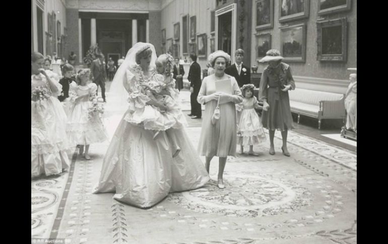 Se trata de imágenes nunca antes reveladas al público y descartadas del álbum oficial de los recién casados. ESPECIAL / rrauction.com