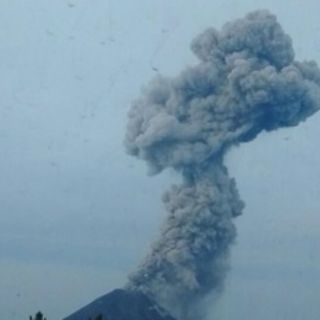 Volcán El Colima emite fumarola de mil 500 metros con ceniza