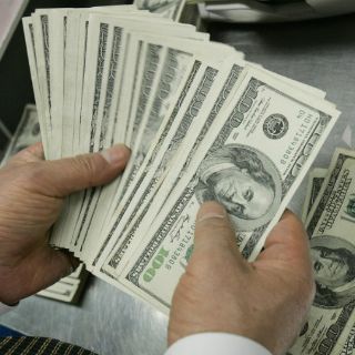 Reservas internacionales se reducen por subastas de dólares