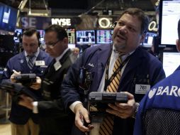 El principal indicador bajó, arrastrado por la decisión de China de devaluar su moneda y el desplome de Apple. AP / ARCHIVO