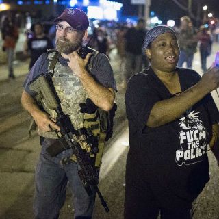 Grupo civil armado regresa a calles de Ferguson