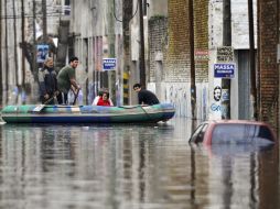 Habitantes de la localidad se trasladaban en canoa por las calles anegadas. AFP / L. Zavattaro