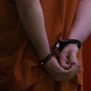 Hombre deja que su hija se ahogue para evitar que socorristas la 'deshonren'